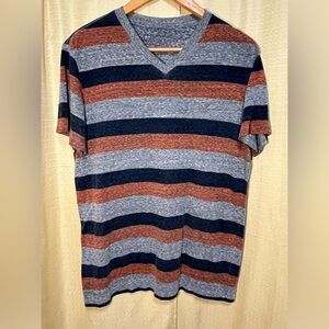 American Eagle Men’s V Neck Tshirt Medium